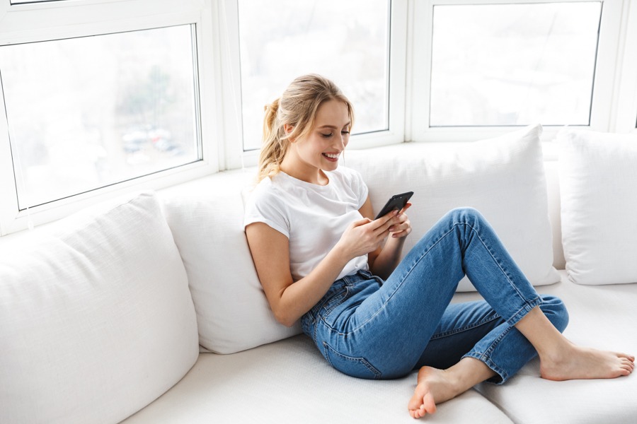 a woman reading a guide on her phone about OxyContin treatment