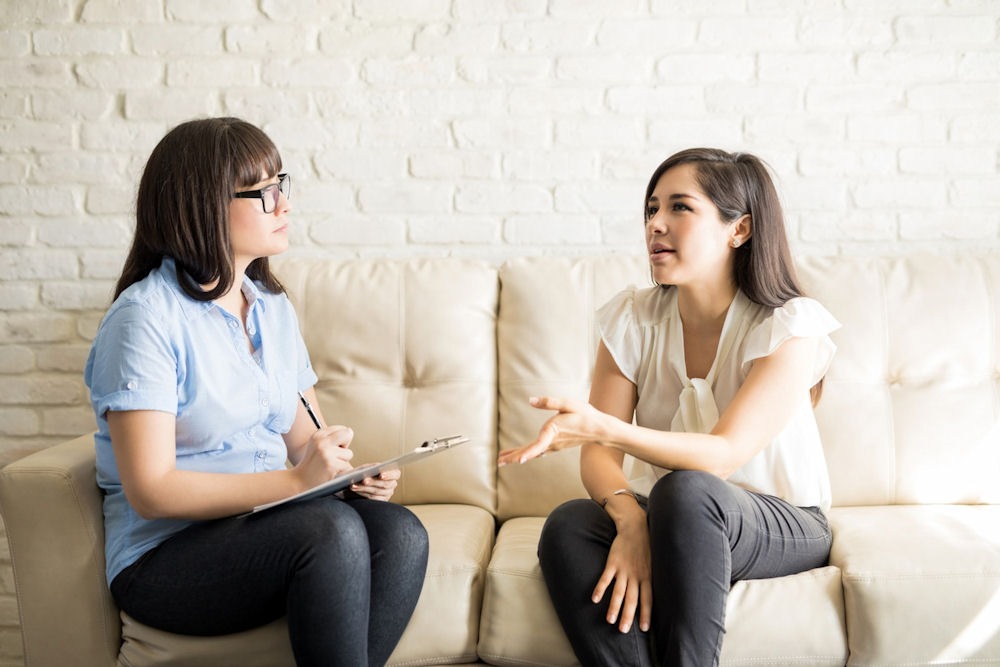 a woman talking to her therapist about how long OxyContin stays in the system