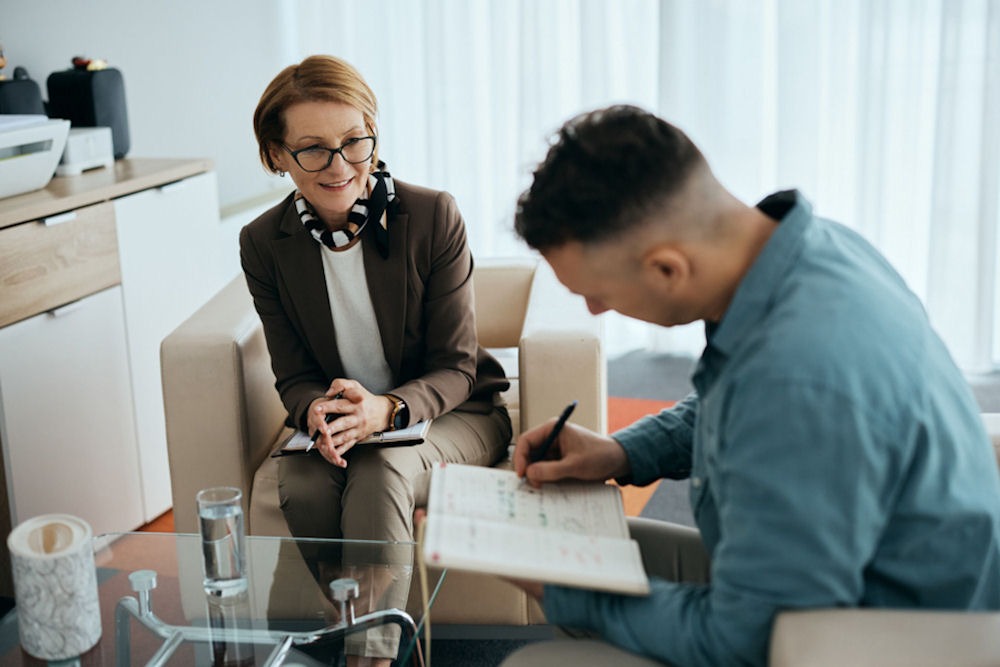 patient meeting therapist for chronic relapse care