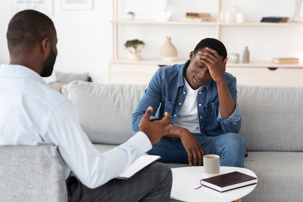 a man confused if he is experiencing bpd or bipolar 