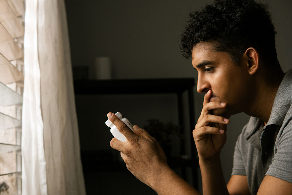 a-man-dealing-with-painkiller-addiction
